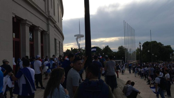 Hondureños en Barcelona: De la ilusión a la frustración por ver a la selección de Honduras