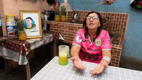 Junto a una piña, así figura el retrato del Chelito Martínez en el hogar de su madre. Al otro lado luce el ‘Premio DIEZ’ que recibió el futbolista por la superación.