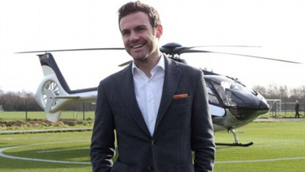 Juan Mata llega en helicóptero a instalaciones del Manchester