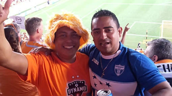 La afición hondureña se pone la H