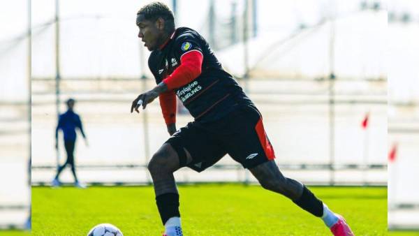 Romell Quioto firmó con el Tractor el 13 de enero. Dos semanas después, rescindió contrato.