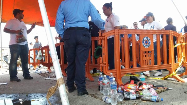 Los hondureños se las ingenian para evitar el fuerte calor en el estadio Olímpico