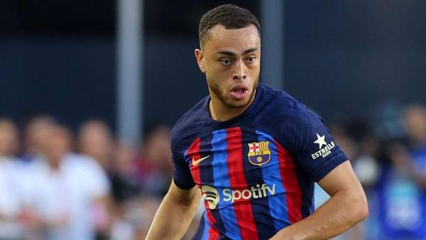 El estadounidense, Sergiño Dest, fue ‘sentenciado’ por Xavi Hernández y todo indica a que será vendido.