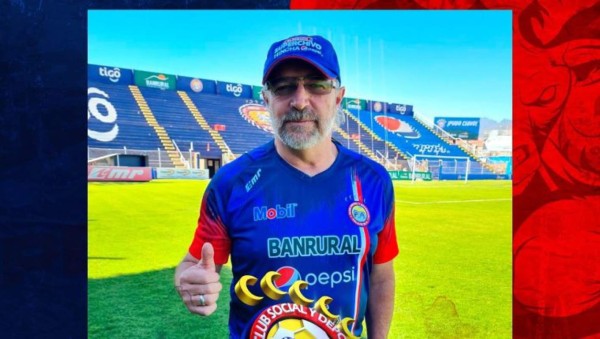 Fichajes: Gullit Peña es esperado como estrella en El Salvador; Lavolpe es candidato en el Herediano