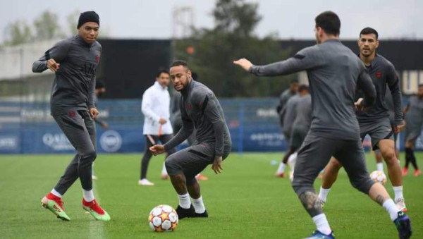 Así fueron captados Mbappé y Neymar en el entrenamiento del PSG tras la polémica; el jeque estuvo presente