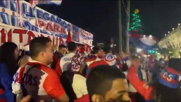 ¡Fuegos artificiales y cánticos! Afición del Olimpia le dio el banderazo previo al juego contra Tigres