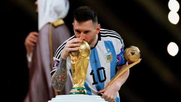 Messi se llevó el Balón de Oro del Mundial y también el gran trofeo.