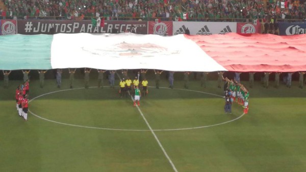 Mexicanos se lucen con espectacular homenaje a los héroes del terremoto
