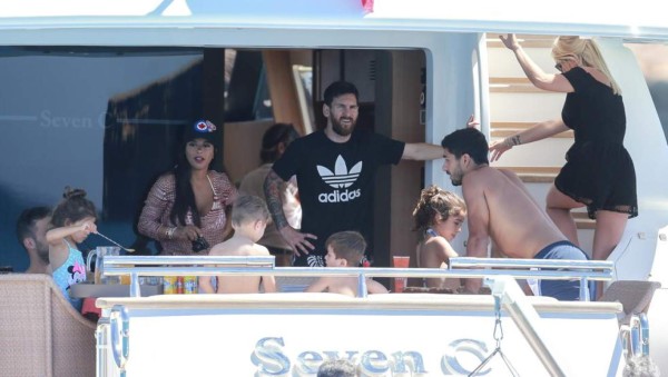 Las espectaculares vacaciones de Messi, Fábregas y Suárez con sus bellas mujeres