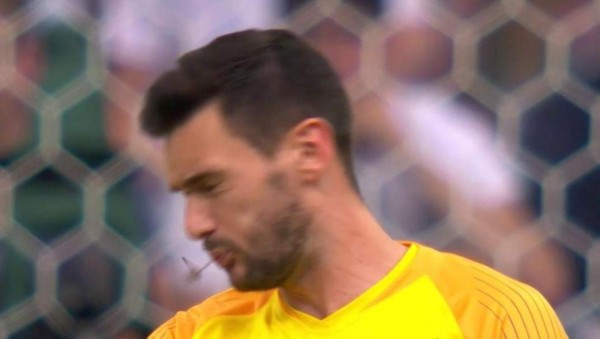 ¡Vaya momento! Hugo Lloris a punto de tragarse una libélula