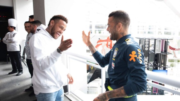 ¡Sorpresa! Neymar visita la concentración de Brasil previo al duelo ante Perú