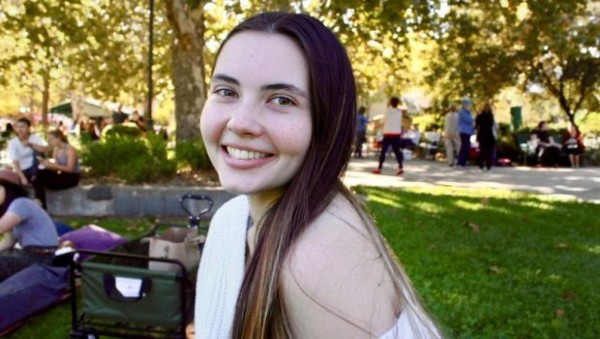 El drama de una joven influencer que es alérgica al agua: un sorbo le corta la lengua y sus lágrimas le hacen daño