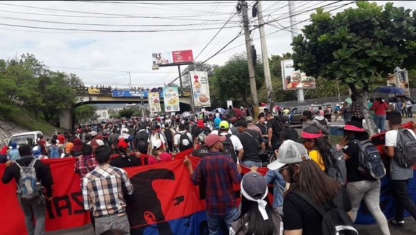 Honduras: Bombas lacrimógenas, piedras y llantas quemadas en las protestas&nbsp;&nbsp;