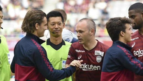 Fotos: El nuevo '7' del Barcelona, Iniesta y la emotiva noche en Japón