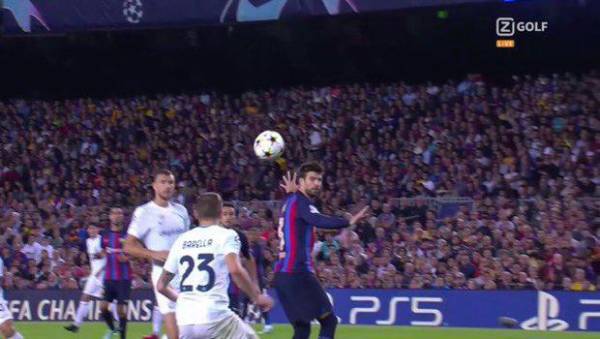 Gerard Piqué dejó pasar la pelota y el Inter de Milán marcó por medio de Barella.