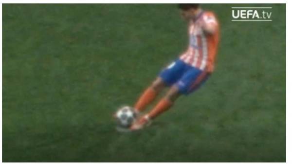 “Aunque fue mínimo, el jugador hizo contacto con el balón con el pie de apoyo antes de patearlo”.