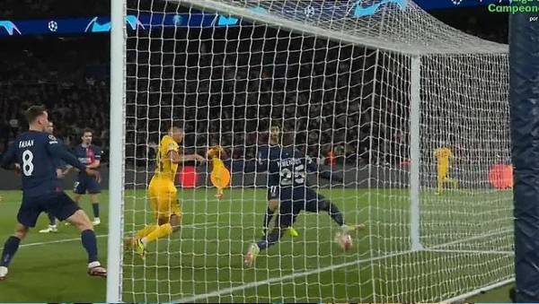 Nuno Mendes salvó en la línea un cabezazo de Lewandowski tras mala salida de Donnarumma.