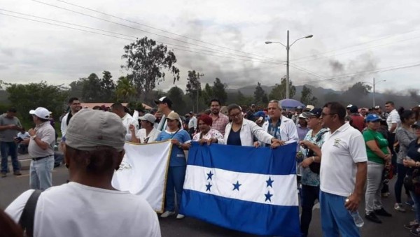 Honduras: Bombas lacrimógenas, piedras y llantas quemadas en las protestas&nbsp;&nbsp;