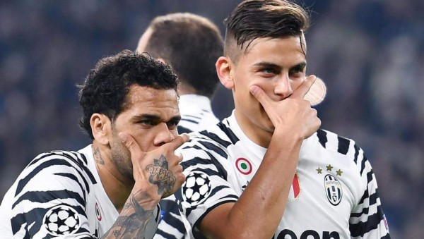 Las imágenes que no se vieron por TV: El saludo de Alves a Messi y Neymar