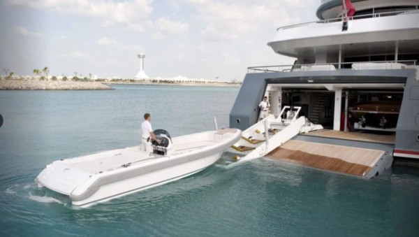 De 127 millones de euros y con cancha de tenis: El lujoso yate que tiene el dueño del Tottenham