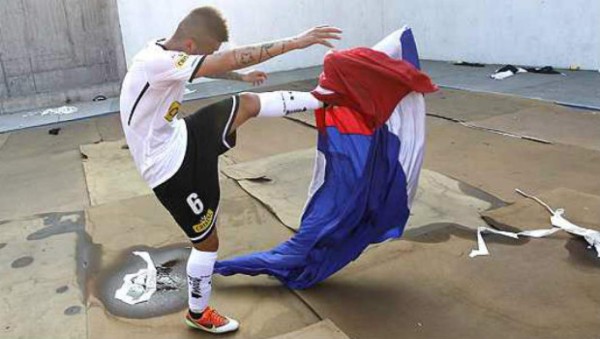 Las 10 imágenes más polémicas en el fútbol y la historia detrás de ellas