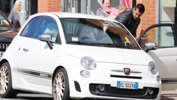 Los futbolistas que cambiaron los autos de lujo por otros más 'humildes”