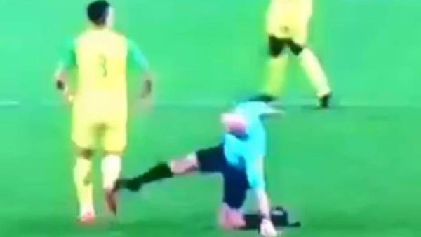 ¡Lluvia de memes! Patada de árbitro a jugador en Francia genera imagenes para morir de la risa