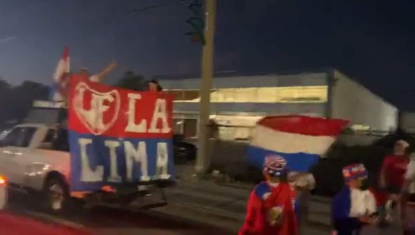 ¡Espectacular banderazo! Afición del Olimpia visitó las afueras del Exploria Stadium para alentar a su equipo