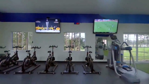 Homenaje a Chelato Uclés: la cancha sintética del hotel de la 'H' en Siguatepeque llevará su nombre