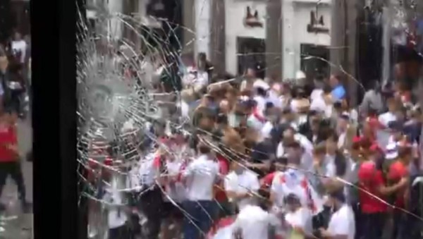 Vandalismo e insultos: Los deplorables mensajes y agresiones de hinchas ingleses tras perder la Eurocopa