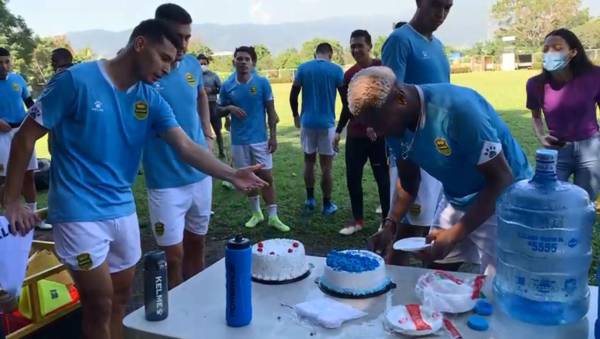 Jhow Benavídez le reclama a Kevin Álvarez que la porción de pastel que agarró era muy grande.