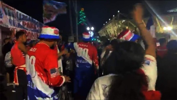 ¡Fuegos artificiales y cánticos! Afición del Olimpia le dio el banderazo previo al juego contra Tigres