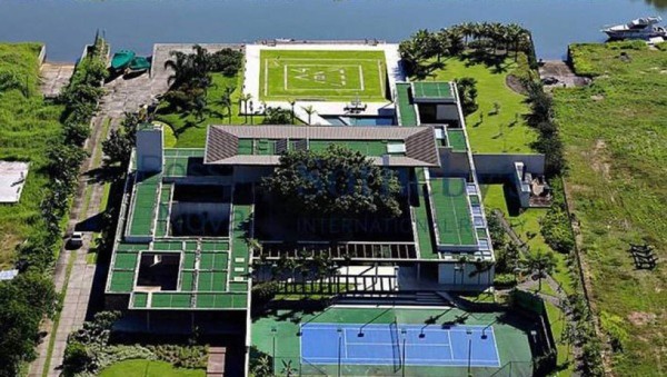 Espectaculares: Los futbolistas que tienen sus mansiones con cancha de fútbol