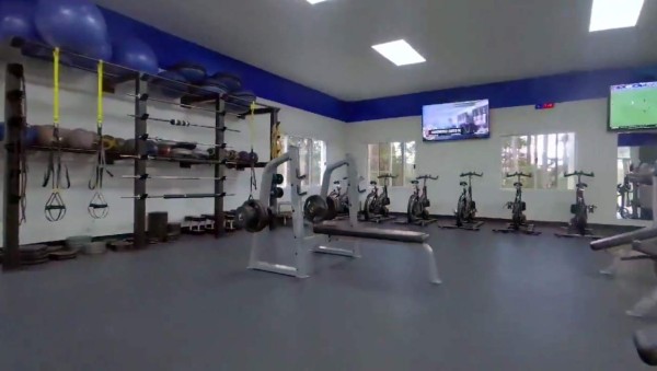 Homenaje a Chelato Uclés: la cancha sintética del hotel de la 'H' en Siguatepeque llevará su nombre