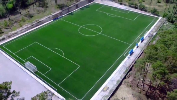 Homenaje a Chelato Uclés: la cancha sintética del hotel de la 'H' en Siguatepeque llevará su nombre