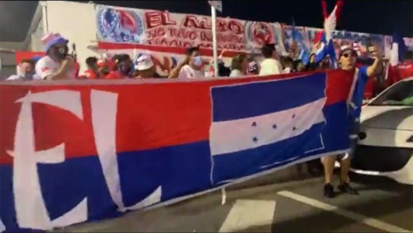 ¡Fuegos artificiales y cánticos! Afición del Olimpia le dio el banderazo previo al juego contra Tigres