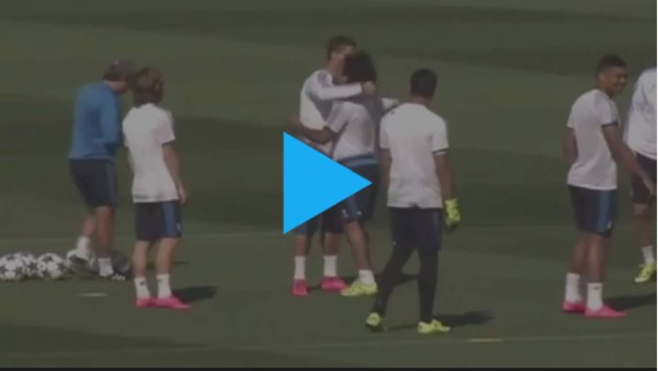 VIDEO: La divertida reacción de Cristiano Ronaldo cuando sus compañeros le dan 'amor'