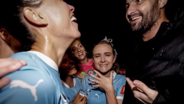 Increíble final: Decidió retirarse del fútbol para apoyar a su esposo con una enfermedad y así fue sorprendida