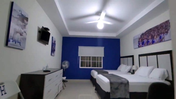 Homenaje a Chelato Uclés: la cancha sintética del hotel de la 'H' en Siguatepeque llevará su nombre