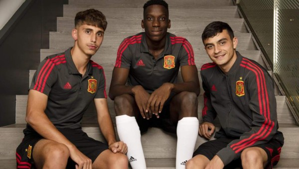 ¿Quién es Ilaix Moriba, el peluquero que pasó de tomarse fotos con Messi a jugar en el Barcelona?&nbsp;&nbsp;