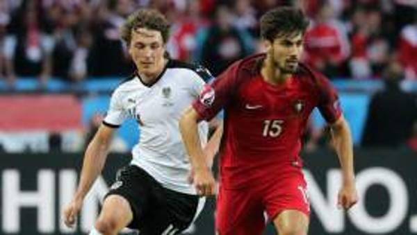 LIVERPOOL, ENGLAND - OCTOBER 21: AndrÃ© Gomes of Everton in action during the Premier League match between Everton FC and Crystal Palace at Goodison Park on October 21, 2018 in Liverpool, United Kingdom. (Photo by Michael Regan/Getty Images)
