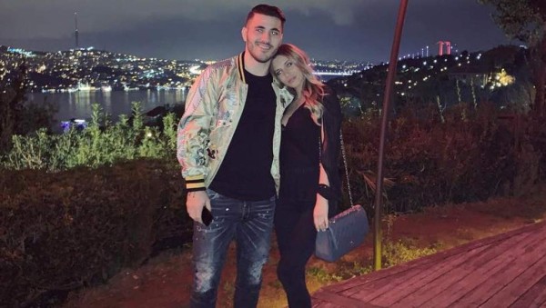 Arrestan a Bella, la esposa de estrella del Arsenal que portaba una pistola ilegal en Inglaterra