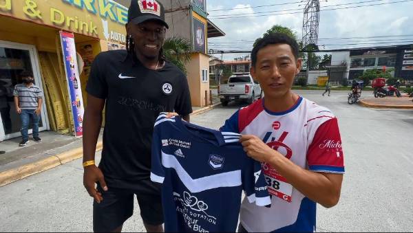 Así mostró Fujiyama el regalo dado por La Panterita.