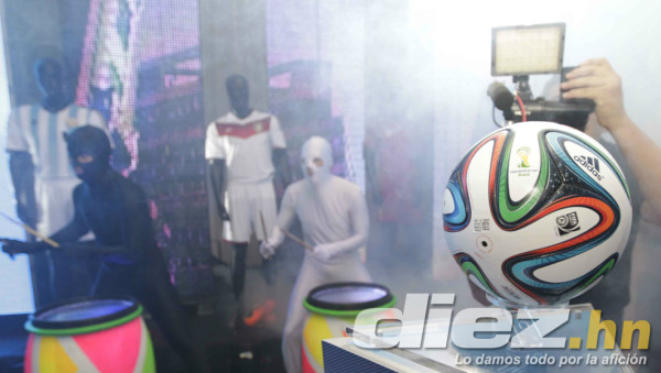 Diunsa presentó el balón oficial del Mundial Brasil 2014.