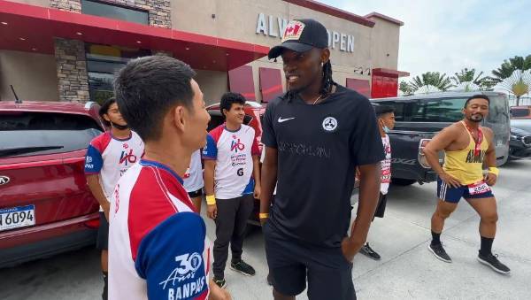 Así visitó Alberth Elis a Shin Fujiyama. Las sonrisas en sus rostros permanecieron.