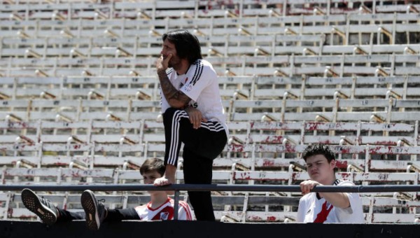Fotos: La frustración de los hinchas en el Monumental tras la postergación de la final
