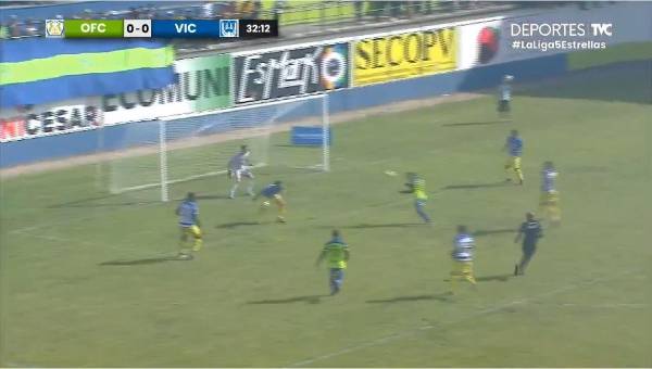 Momento en el que Cálix impacta de cabeza ante Harold Fonseca.