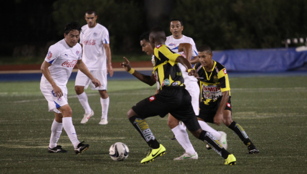 Real España y Olimpia igualaron 1-1 en el estadio Tad Gormley de New Orleans