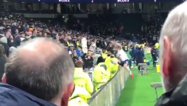 Escándalo: Eric Dier, jugador del Tottenham, sube a la grada y se va a los golpes con un hincha