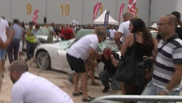 DE TERROR: Uno de los hombres más ricos del mundo arrolla a 26 personas en su auto de 1.2 millones de dólares